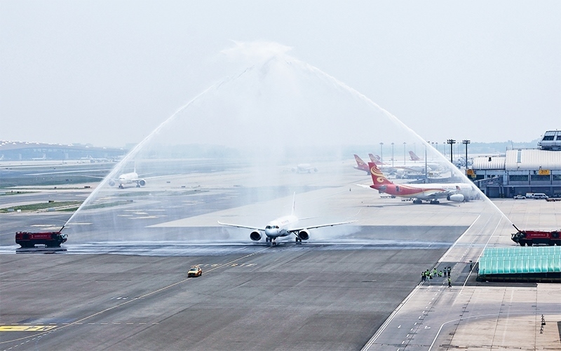 2023年5月28日，國(guó)產(chǎn)大型客機(jī)C919圓滿完成首次商業(yè)飛行，開啟市場(chǎng)化運(yùn)營(yíng)、產(chǎn)業(yè)化發(fā)展新征程。圖為北京首都國(guó)際機(jī)場(chǎng)以水門禮迎接C919首個(gè)商業(yè)航班東航MU9191。 新華社發(fā) 魏萌/攝