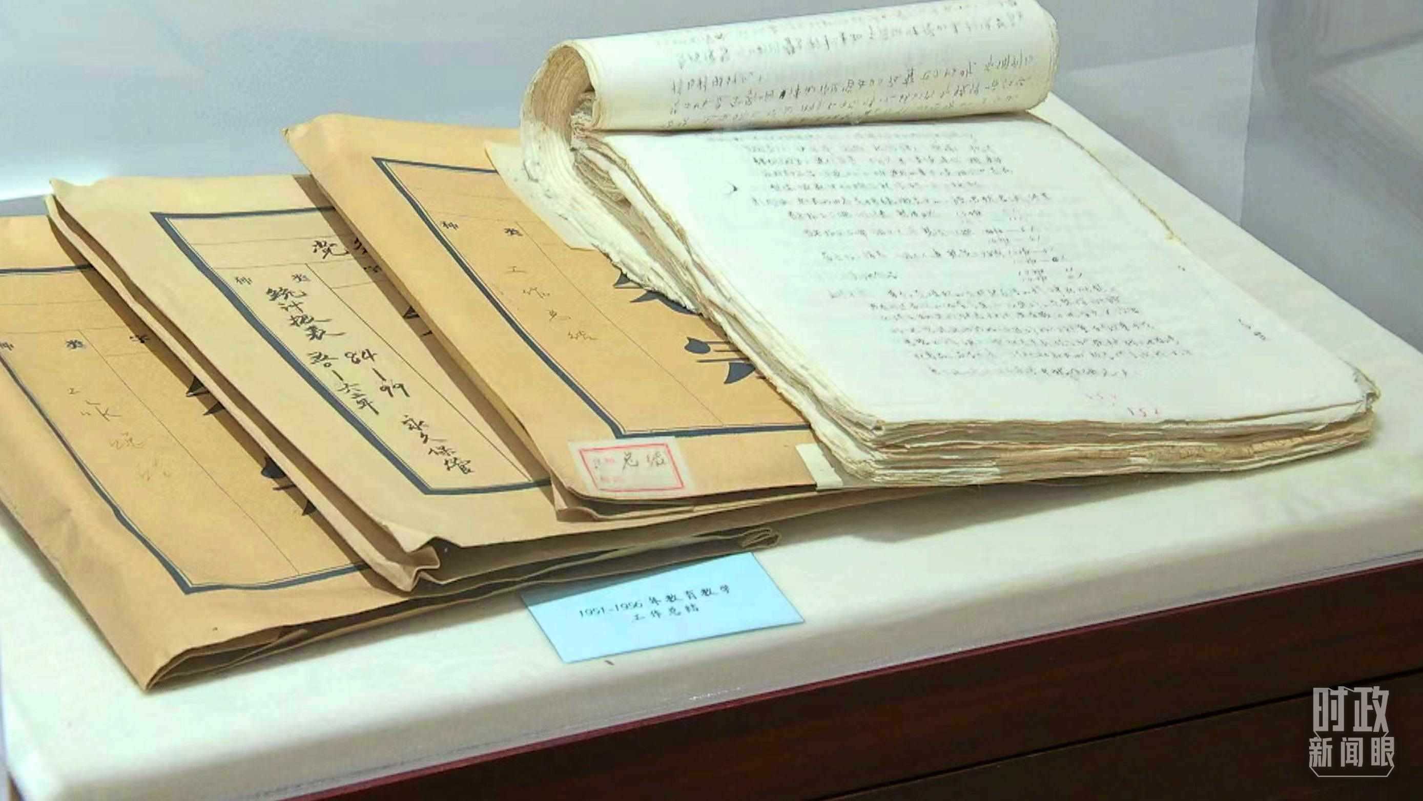 △校史館內(nèi)的教育教學(xué)工作總結(jié)展陳。（總臺(tái)央視記者金雨秋拍攝）