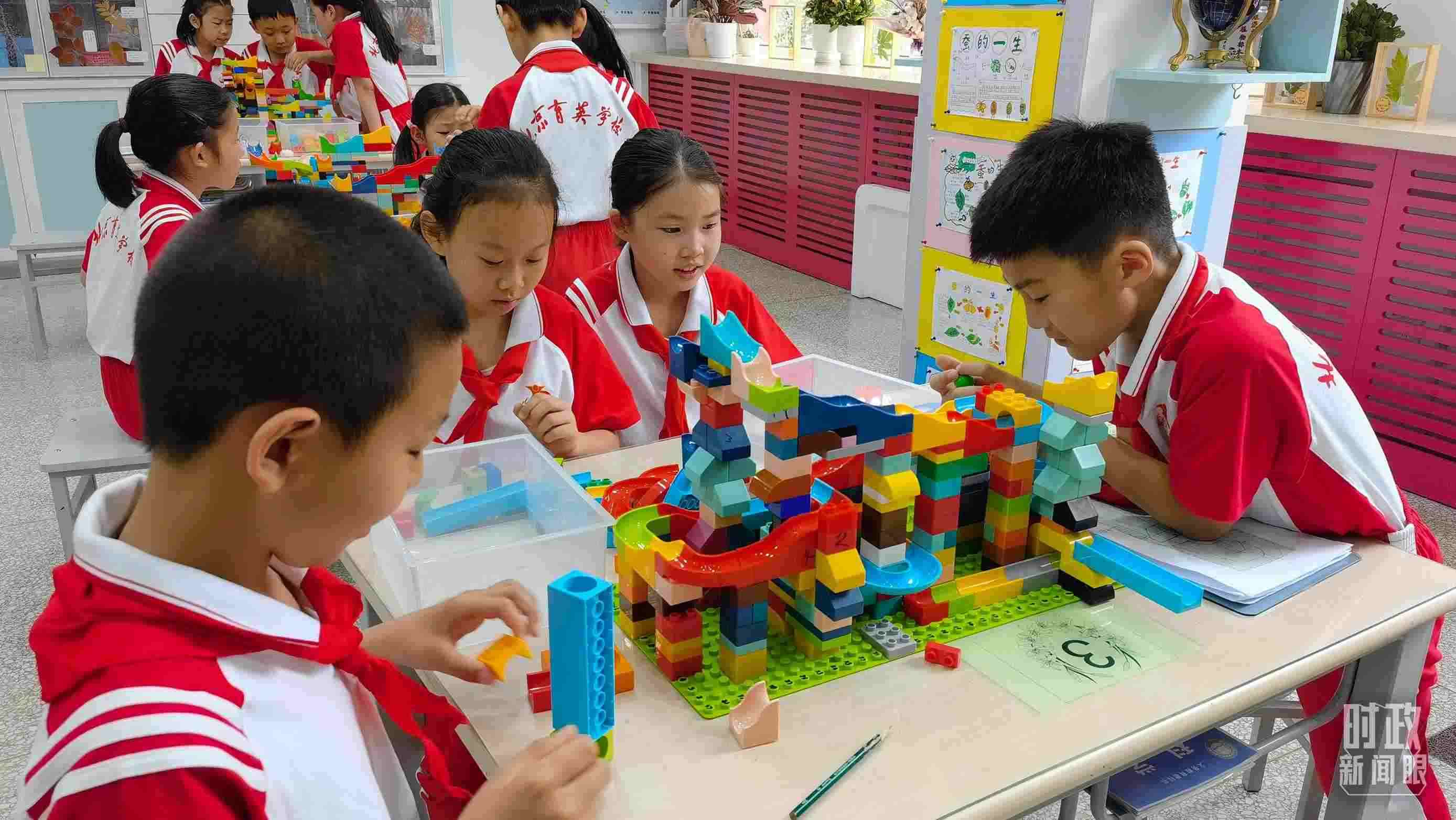 △正在搭建過山車模型的學(xué)生們。（總臺(tái)央視記者石丞拍攝）