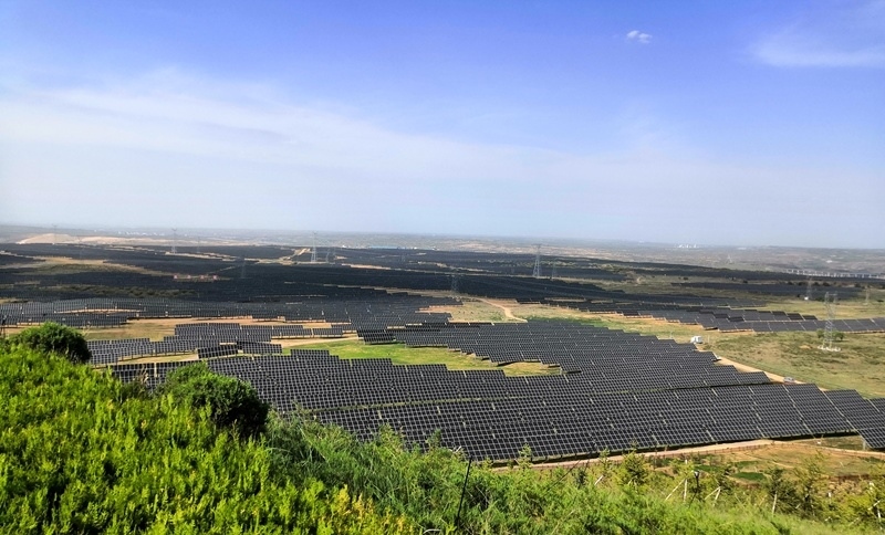 伊金霍洛旗天驕綠能50萬千瓦采煤沉陷區(qū)生態(tài)治理光伏發(fā)電示范項(xiàng)目一角。人民網(wǎng)記者 孫博洋攝