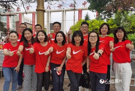 6月7日一早，陽(yáng)光明媚，天氣涼爽，在長(zhǎng)春市第八十七中學(xué)，考生們正陸續(xù)進(jìn)入考場(chǎng)。親友團(tuán)為參加高考的學(xué)子們加油鼓勁。人民網(wǎng)記者 王帝元攝