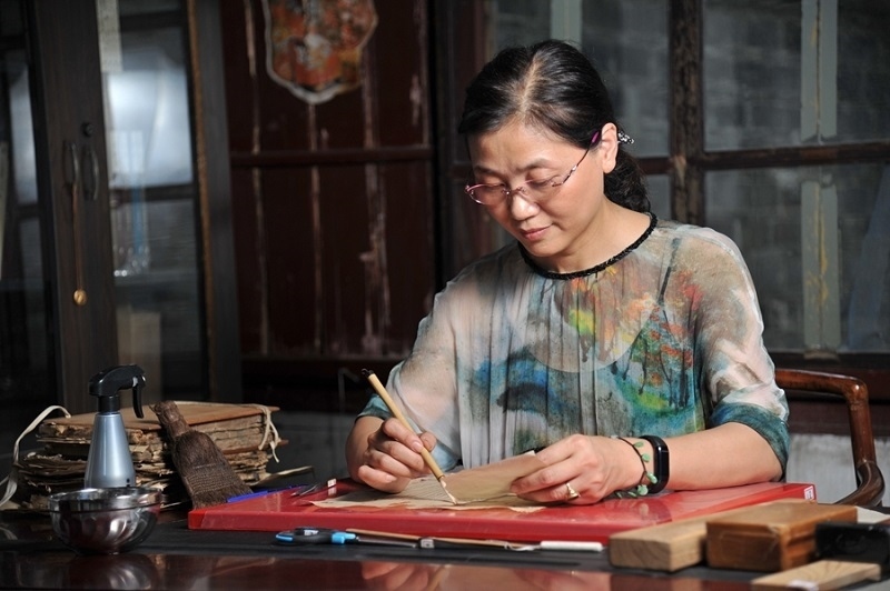 天一閣古籍修復師工作場景。天一閣博物院供圖