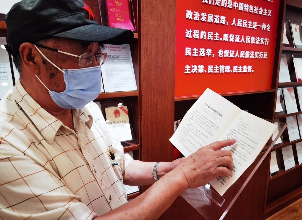 夏云龍給記者展示國歌法修改的內(nèi)容。人民網(wǎng)記者 唐小麗攝