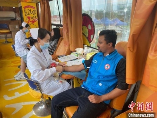 6月13日，在第20個(gè)世界獻(xiàn)血者日前夕，20名在贛留學(xué)生組團(tuán)前往血站獻(xiàn)血。吳迪 攝