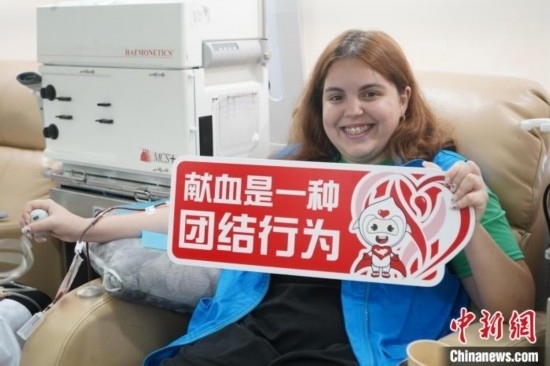6月13日，在第20個(gè)世界獻(xiàn)血者日前夕，20名在贛留學(xué)生組團(tuán)前往血站獻(xiàn)血。吳迪 攝