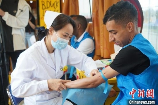 6月13日，在第20個(gè)世界獻(xiàn)血者日前夕，20名在贛留學(xué)生組團(tuán)前往血站獻(xiàn)血。吳迪 攝