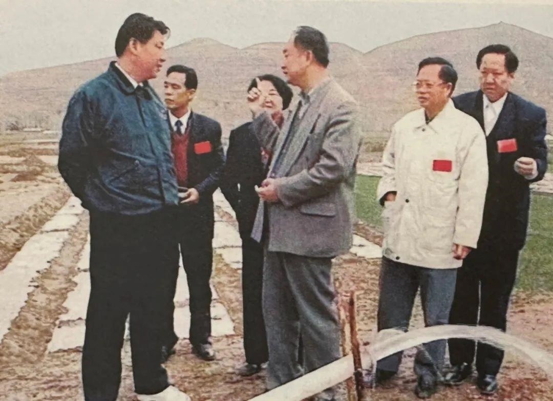 △1997年4月20日，習近平在寧夏固原市隆德縣調研。