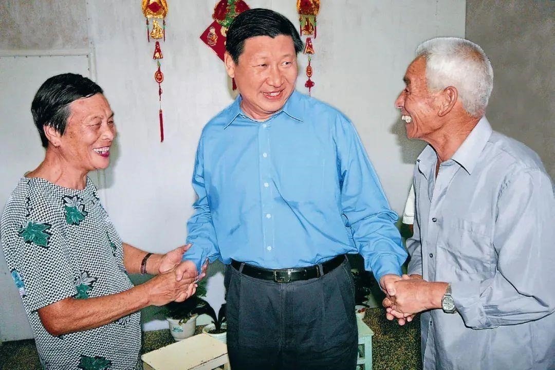 △2006年9月21日，習近平在浙江省舟山市普陀區(qū)東極鎮(zhèn)看望當地漁民。