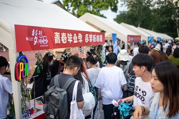 市集現(xiàn)場。人民網(wǎng)記者 翁奇羽攝