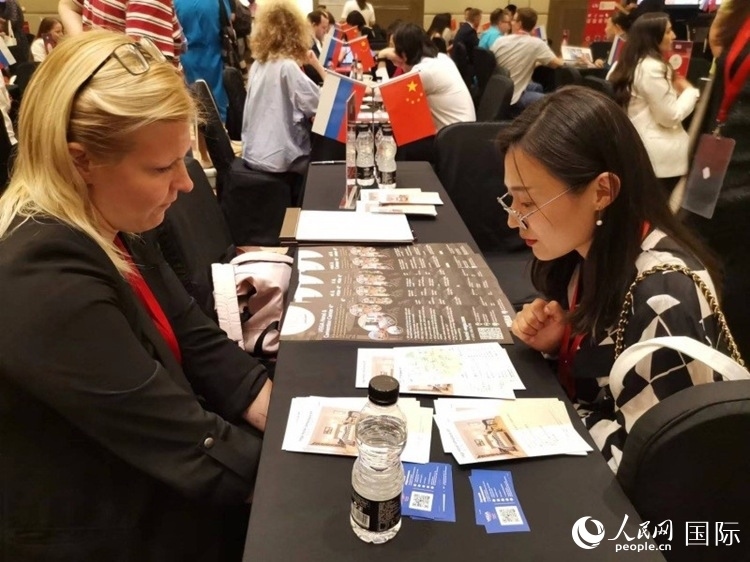 中俄旅游行業(yè)代表在北京路演活動現(xiàn)場面對面溝通。人民網記者 楊倩攝