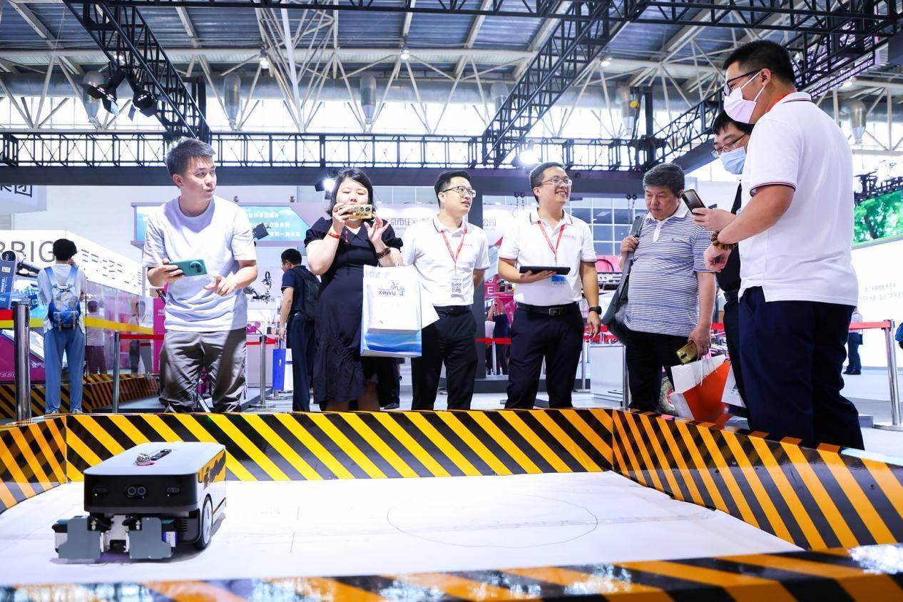 講解員向觀眾介紹智能劃線機(jī)器人。來源：受訪方供圖