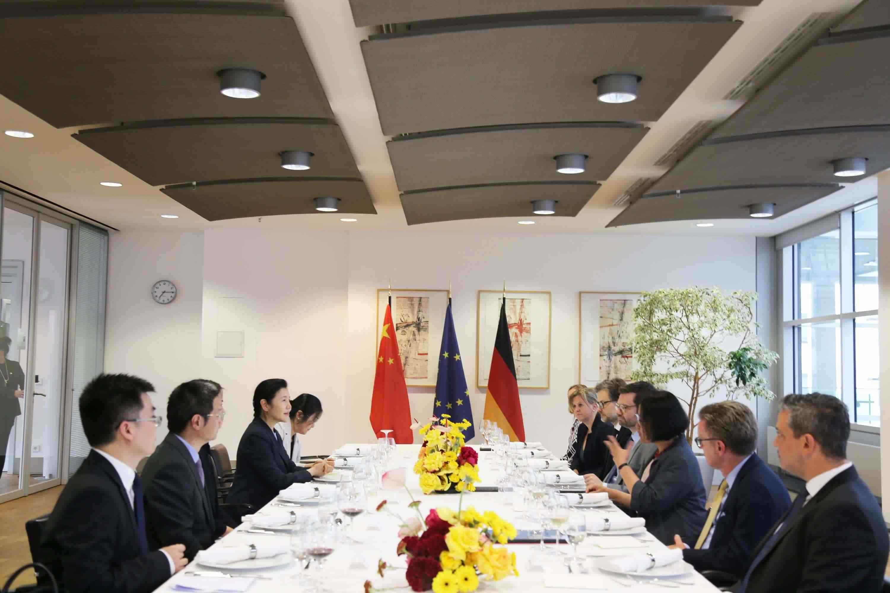 司法部長(zhǎng)賀榮與德國(guó)聯(lián)邦司法部長(zhǎng)布施曼舉行會(huì)談。