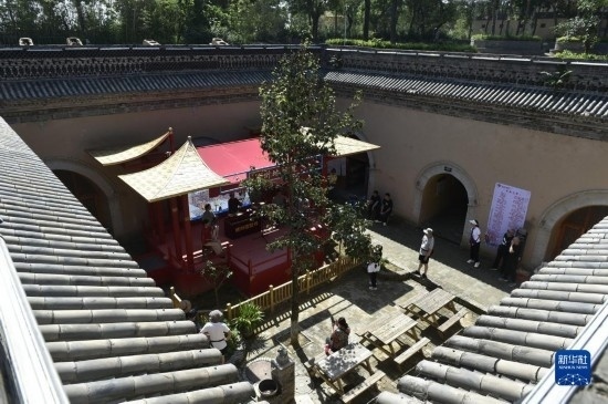 6月23日，游人在三門峽市陜州地坑院景區(qū)內(nèi)游覽。