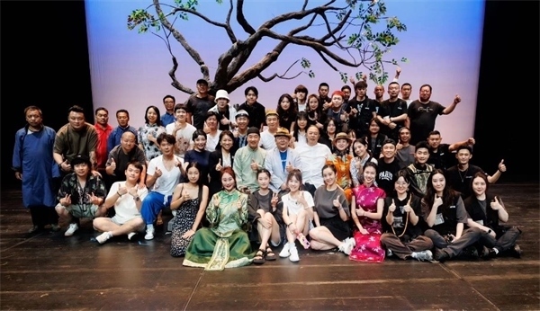 《斷金》百場(chǎng)演職人員合影。龍馬社供圖