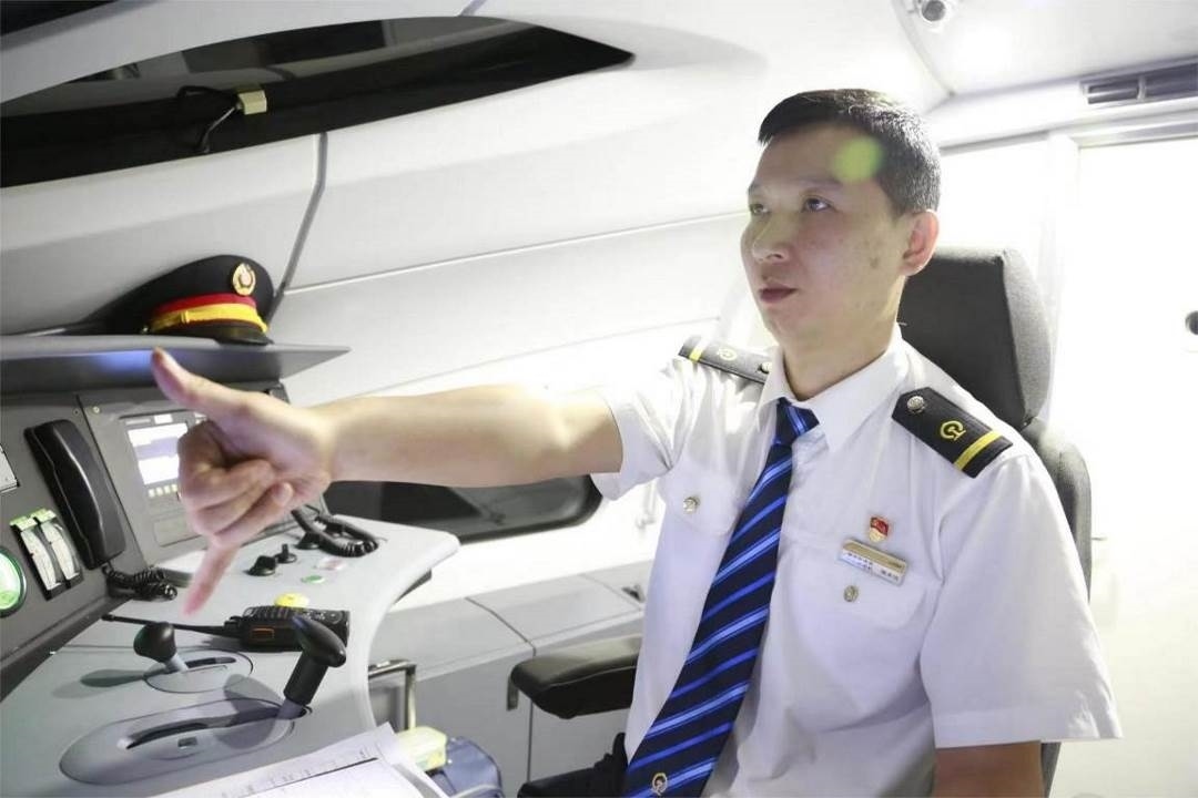 陳承儀駕駛動車組列車執(zhí)行標準作業(yè)。陳巍攝