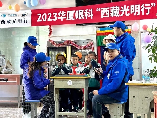 華廈眼科醫(yī)務(wù)人員對當(dāng)?shù)厣倌陜和M行近視、弱視、斜視篩查。人民網(wǎng)記者 李棟攝