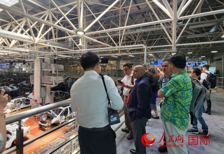 外媒記者在廣汽埃安車間參觀。人民網(wǎng) 寧玉瑛攝