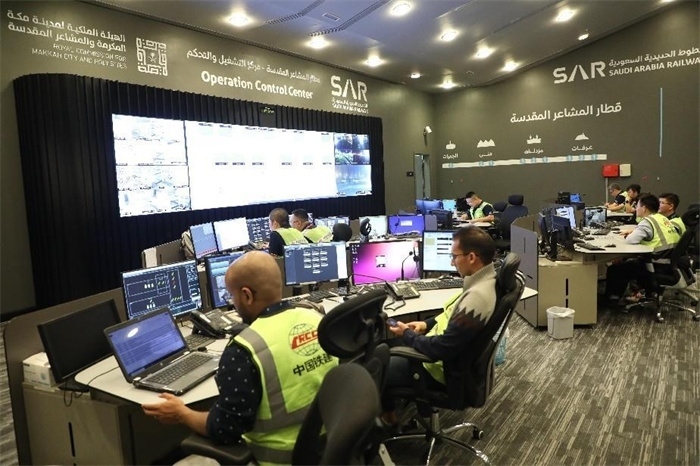 中外工作人員在控制室工作。中國(guó)鐵建供圖