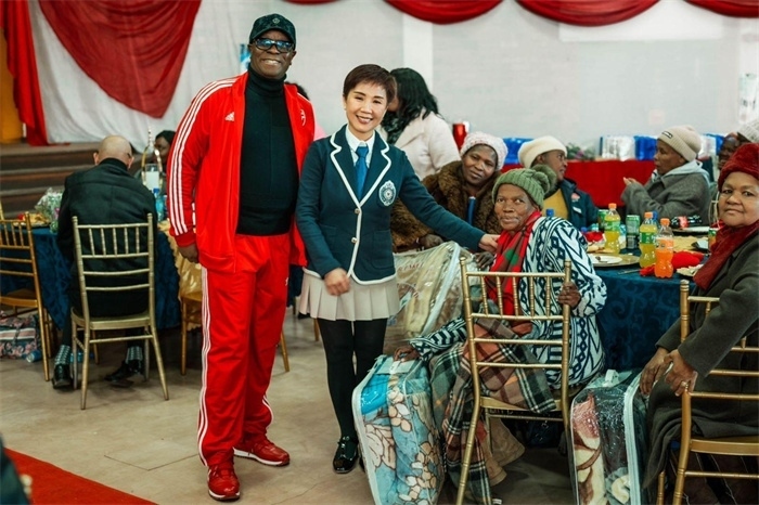 Micheal Mohala中將、黃琳與社區(qū)老人合影。（圖片來源：廣西大錳南非PMG礦業(yè)有限公司）