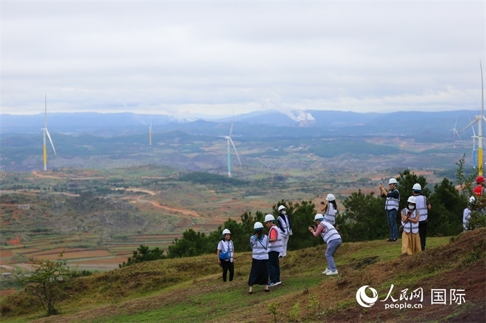 瀾湄記者團(tuán)在富源西風(fēng)電基地拍照“打卡”。（人民網(wǎng) 李發(fā)興攝）