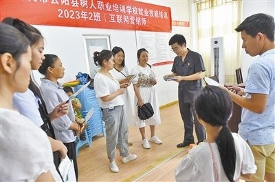  圖③：法院干警現(xiàn)場指導鄉(xiāng)村“代理家長”如何正確管護留守兒童。