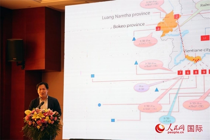 老撾計劃與投資部發(fā)展研究院院長史提羅斯·拉斯福尼在活動現(xiàn)場發(fā)言。人民網(wǎng)記者楊一攝