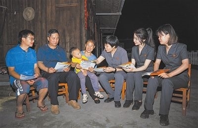 “法治屋場(chǎng)會(huì)”上，法院黨員志愿服務(wù)隊(duì)在給種植戶(hù)普及法律知識(shí)。