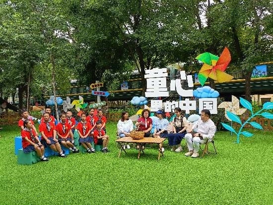 文縣東壩童聲合唱團(tuán)的孩子們?cè)谘胍暣箫L(fēng)車基地錄制節(jié)目。