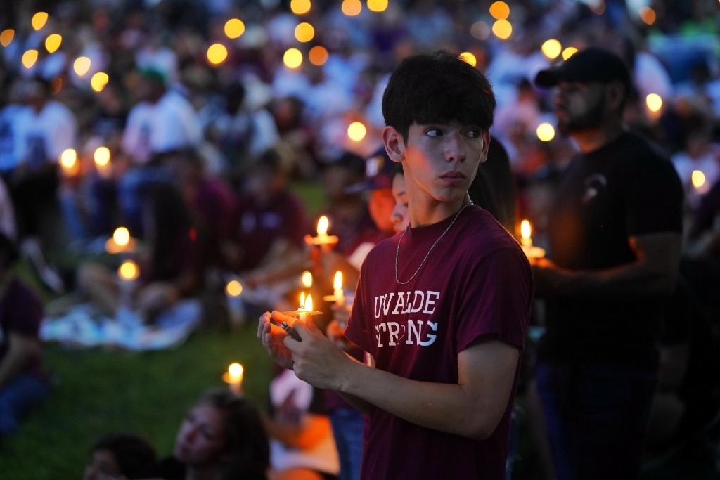 5月24日，在美國得克薩斯州小城尤瓦爾迪，人們參加守夜儀式悼念校園槍擊遇害者。當(dāng)日是美國尤瓦爾迪大規(guī)模校園槍擊事件一周年。新華社記者吳曉凌攝