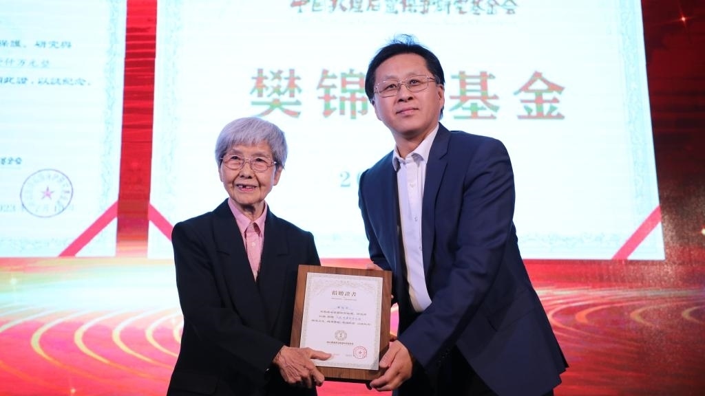 國(guó)家文物局黨組成員、副局長(zhǎng)解冰（右）為樊錦詩(shī)（左）頒發(fā)捐贈(zèng)證書(shū)。新華社記者張睿 攝