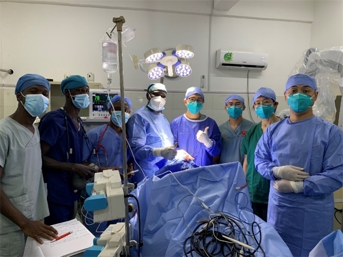 腦膿腫手術(shù)成功，全體參與手術(shù)的醫(yī)務(wù)工作者合影留念。中國(guó)第二十九批援幾內(nèi)亞醫(yī)療隊(duì)供圖