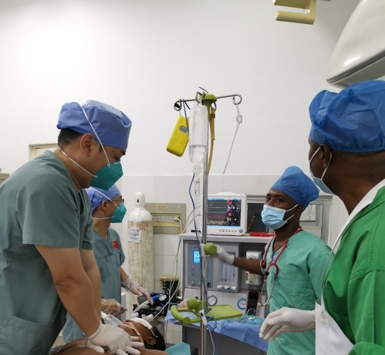 麻醉科李學(xué)斌醫(yī)生和手術(shù)室護(hù)士趙鈺進(jìn)行復(fù)蘇搶救。中國第二十九批援幾內(nèi)亞醫(yī)療隊(duì)供圖