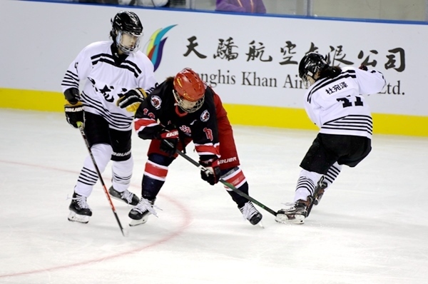 上海隊田博雅(中)與黑龍江隊杜宛澤爭搶。人民網(wǎng)記者 胡雪蓉攝