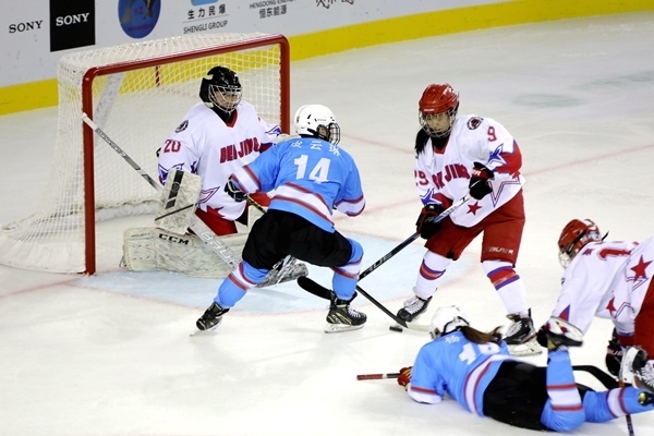 廣東隊球員與北京隊球員禁區(qū)混戰(zhàn)。人民網(wǎng)記者 胡雪蓉攝