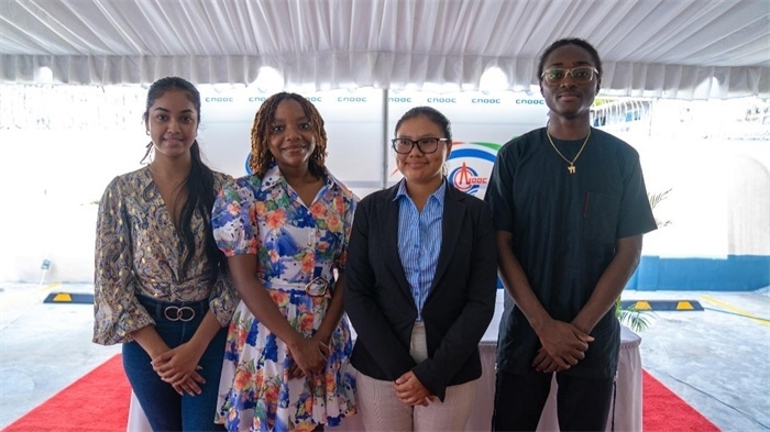 四名獲得中海油獎(jiǎng)學(xué)金的學(xué)生合影。中海油圭亞那有限公司供圖