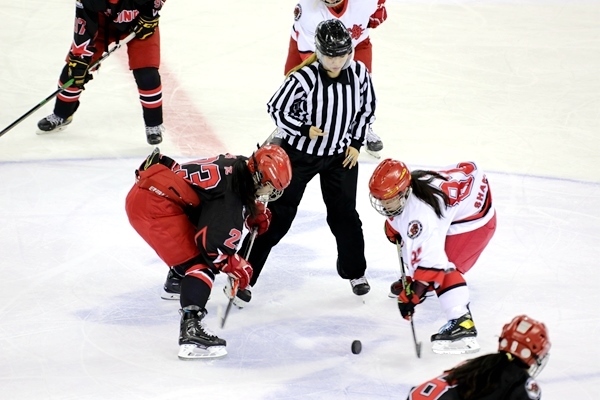 北京隊(duì)球員呂悅(左)與上海隊(duì)球員黃滟爭球。人民網(wǎng)記者 胡雪蓉?cái)z