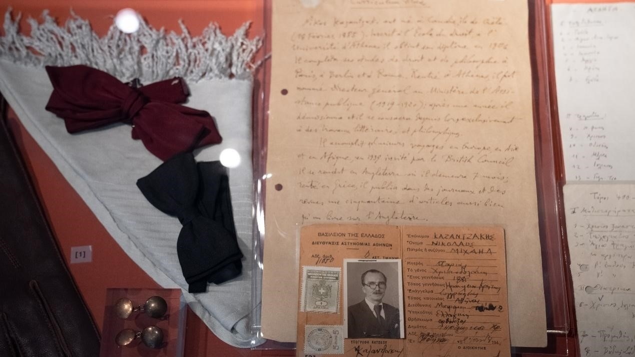 卡贊扎基斯的法語(yǔ)簡(jiǎn)歷。人民網(wǎng)記者 葛泰佚攝