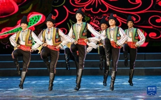 7月21日，哈薩克斯坦薩爾塔納國家舞蹈團(tuán)的演員在演出。