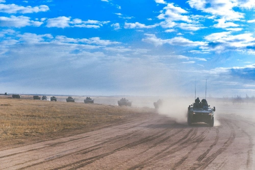 ↑陸軍第81集團(tuán)軍某旅“松骨峰特功連”隨所在營(yíng)進(jìn)行長(zhǎng)途機(jī)動(dòng)（2022年4月12日攝）。新華社發(fā)（李乃超 攝）