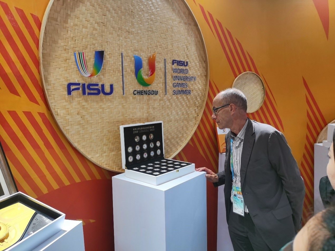 國際大體聯(lián)代理主席雷諾·艾德參觀大運(yùn)會(huì)特許商品。 人民網(wǎng)記者 楊磊攝