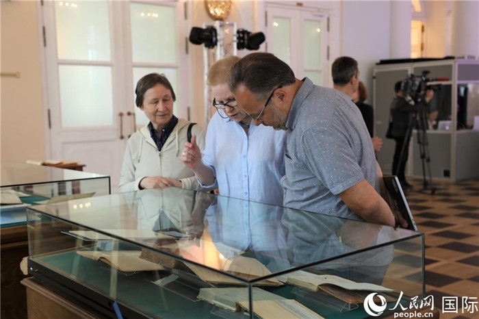 中俄圖書館論壇嘉賓共同參觀由俄羅斯國(guó)立列寧圖書館舉辦的館藏中國(guó)古籍善本圖書展。人民網(wǎng)記者 隋鑫攝