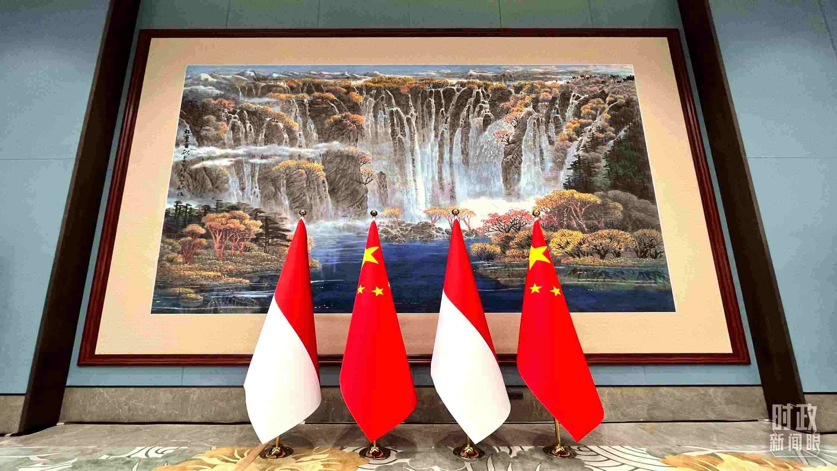 會見現(xiàn)場的中印尼兩國國旗。（總臺央視記者張垚拍攝）