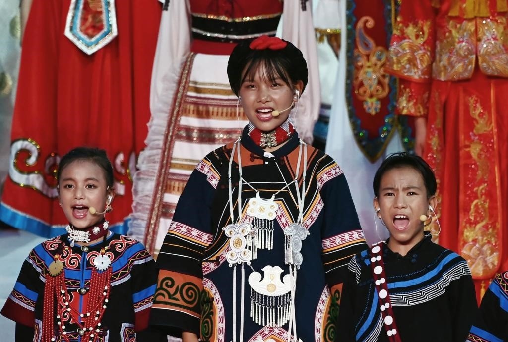 7月28日，吉好有果（中）在開幕式上表演。新華社記者陳澤國(guó)攝