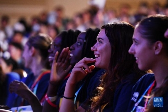 7月29日，外國運動員在聯(lián)歡會現(xiàn)場觀看節(jié)目。新華社記者 張端 攝