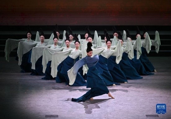 7月29日，演員在聯(lián)歡會現(xiàn)場表演《只此青綠》。新華社記者 蔡湘鑫 攝