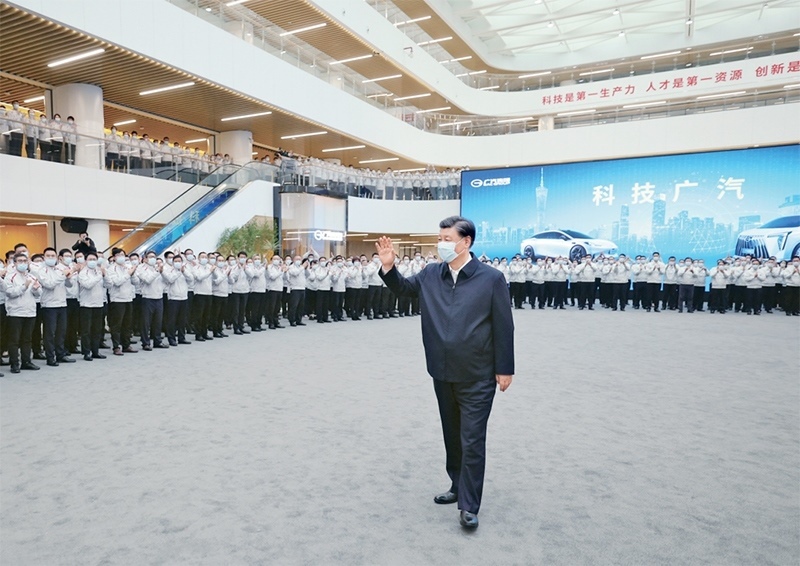 2023年4月10日至13日，中共中央總書(shū)記、國(guó)家主席、中央軍委主席習(xí)近平在廣東考察。這是12日下午，習(xí)近平在廣汽研究院向職工們揮手致意。 新華社記者 鞠鵬/攝