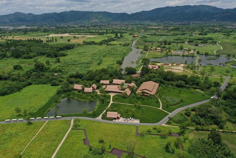 這是在浙江省杭州市余杭區(qū)拍攝的良渚古城遺址公園（2022年7月6日攝，無人機照片）。新華社記者 黃宗治 攝