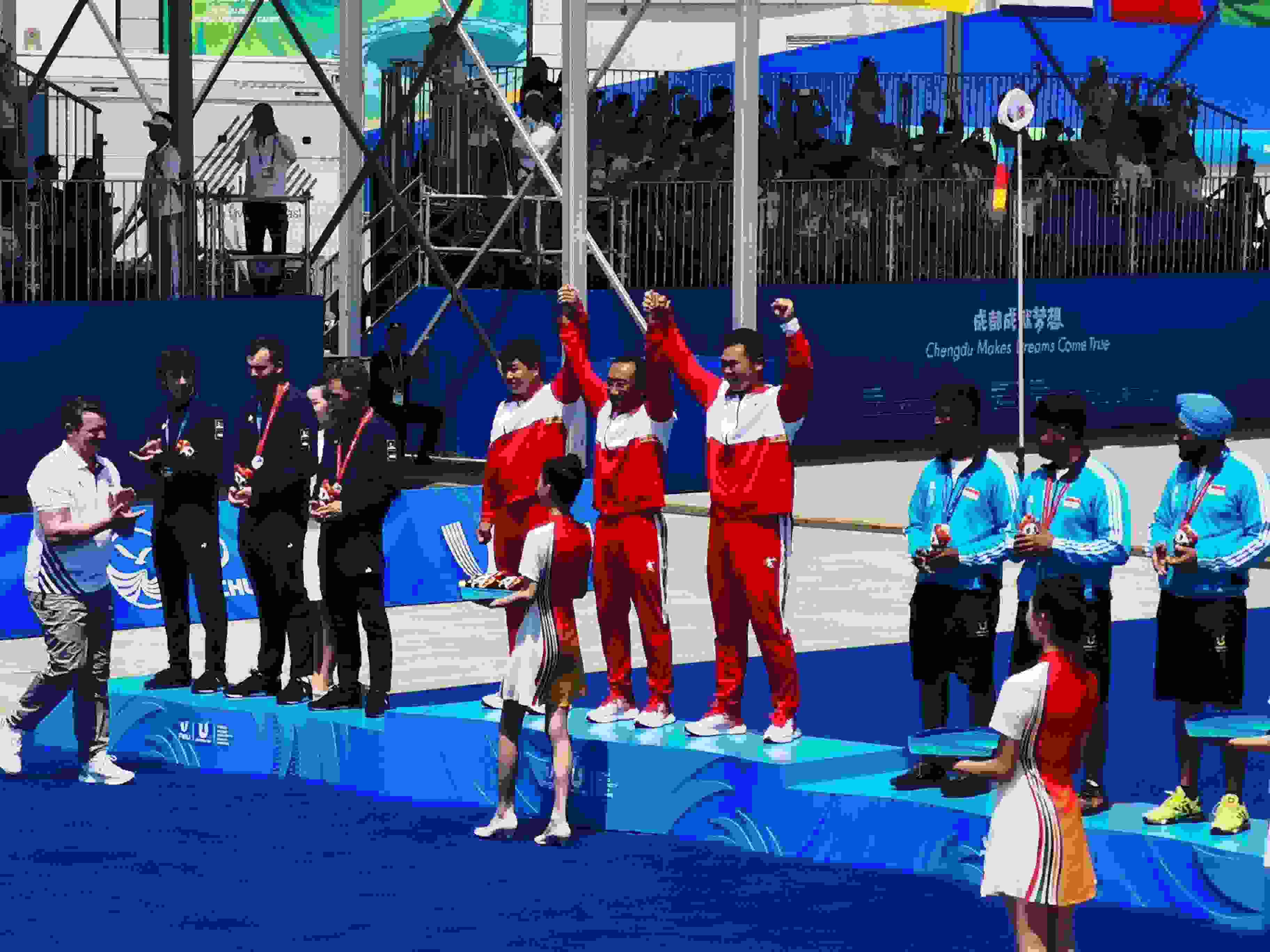 7月30日，在成都大運(yùn)會(huì)男子復(fù)合弓團(tuán)體頒獎(jiǎng)儀式中，中國隊(duì)?wèi)c祝奪得冠軍。 人民網(wǎng)記者 楊磊攝