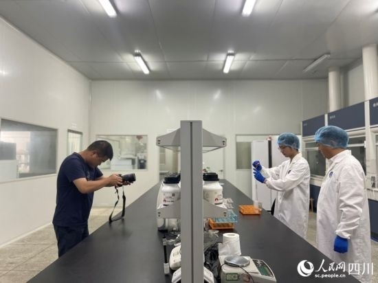 記者在位于成都市大邑縣的海光食品有限公司進(jìn)行采訪。人民網(wǎng)記者 何旭攝