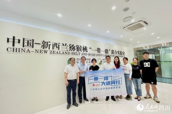 采訪團(tuán)走進(jìn)中國-新西蘭獼猴桃“一帶一路”聯(lián)合實(shí)驗室。人民網(wǎng)記者 朱虹攝